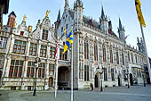 Piazza dei Burg - Brugge. l'antica anagrafe civile e lo Stadhuis (municipio). 